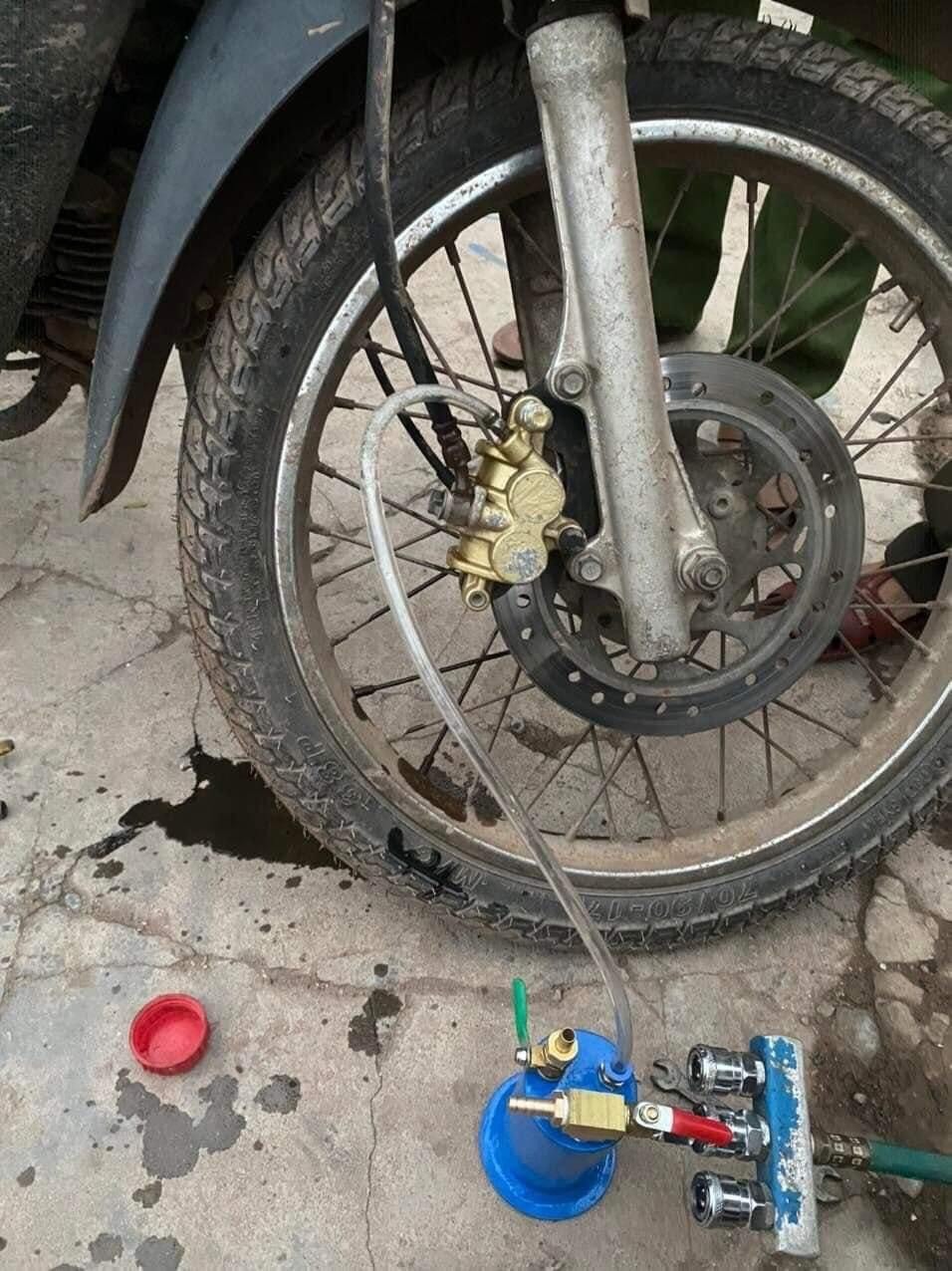 Hút E Dầu Phanh Ô Tô , Xe Máy - Xả E Dầu Phanh