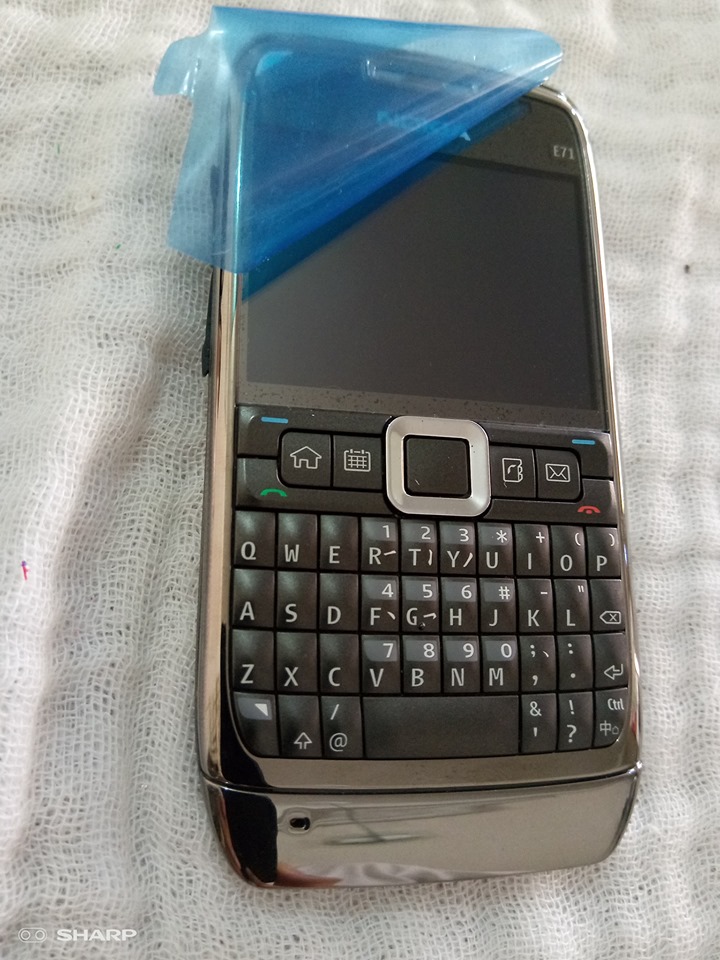 NOKIA  E71 đủ màu  / main zin đủ phụ kiện.