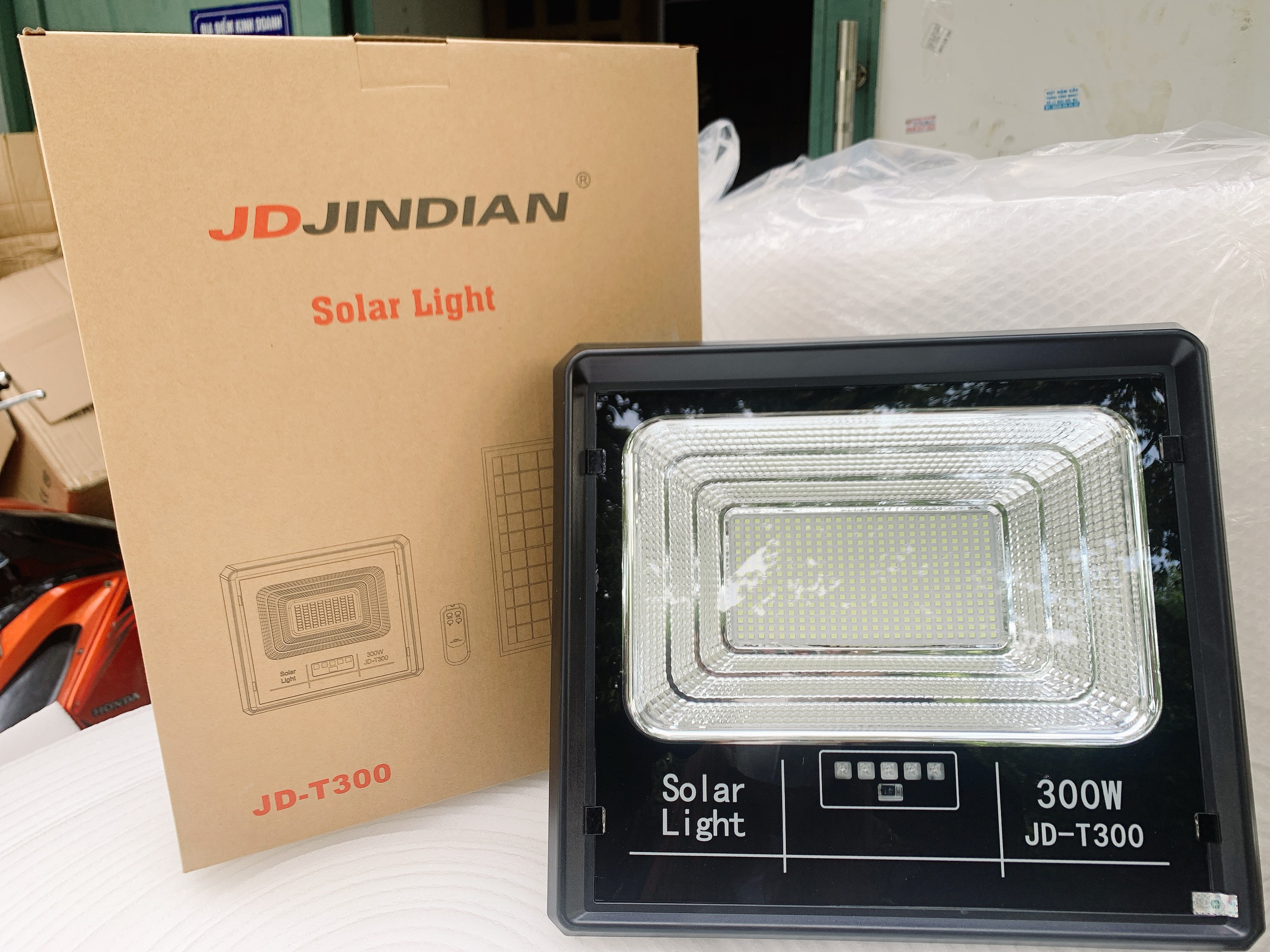 Đèn pha năng lượng mặt trời jindian jd t300