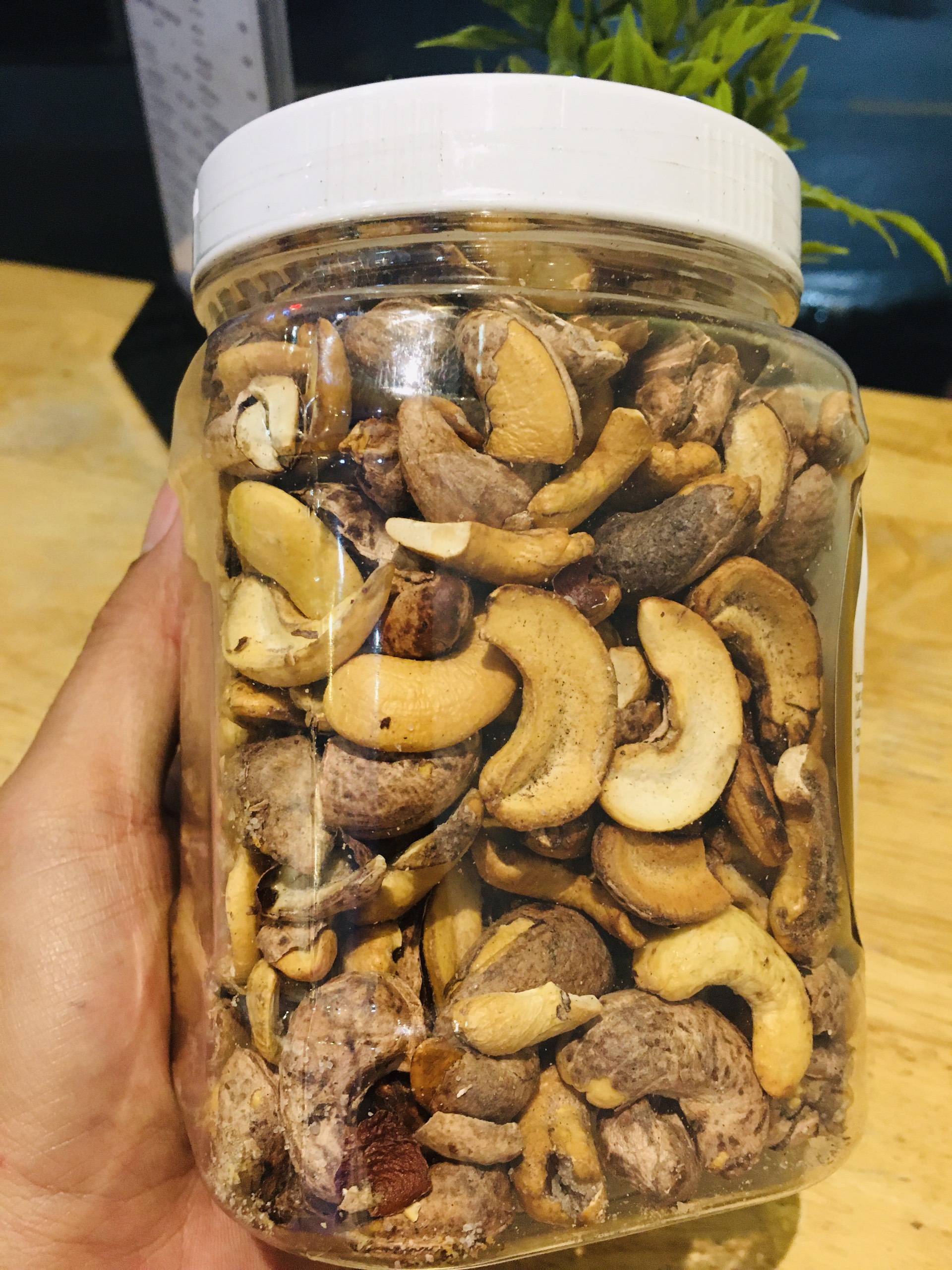 Hạt Điều Rang Muối Bình Phước - Bể còn vỏ lụa đóng hộp 500g