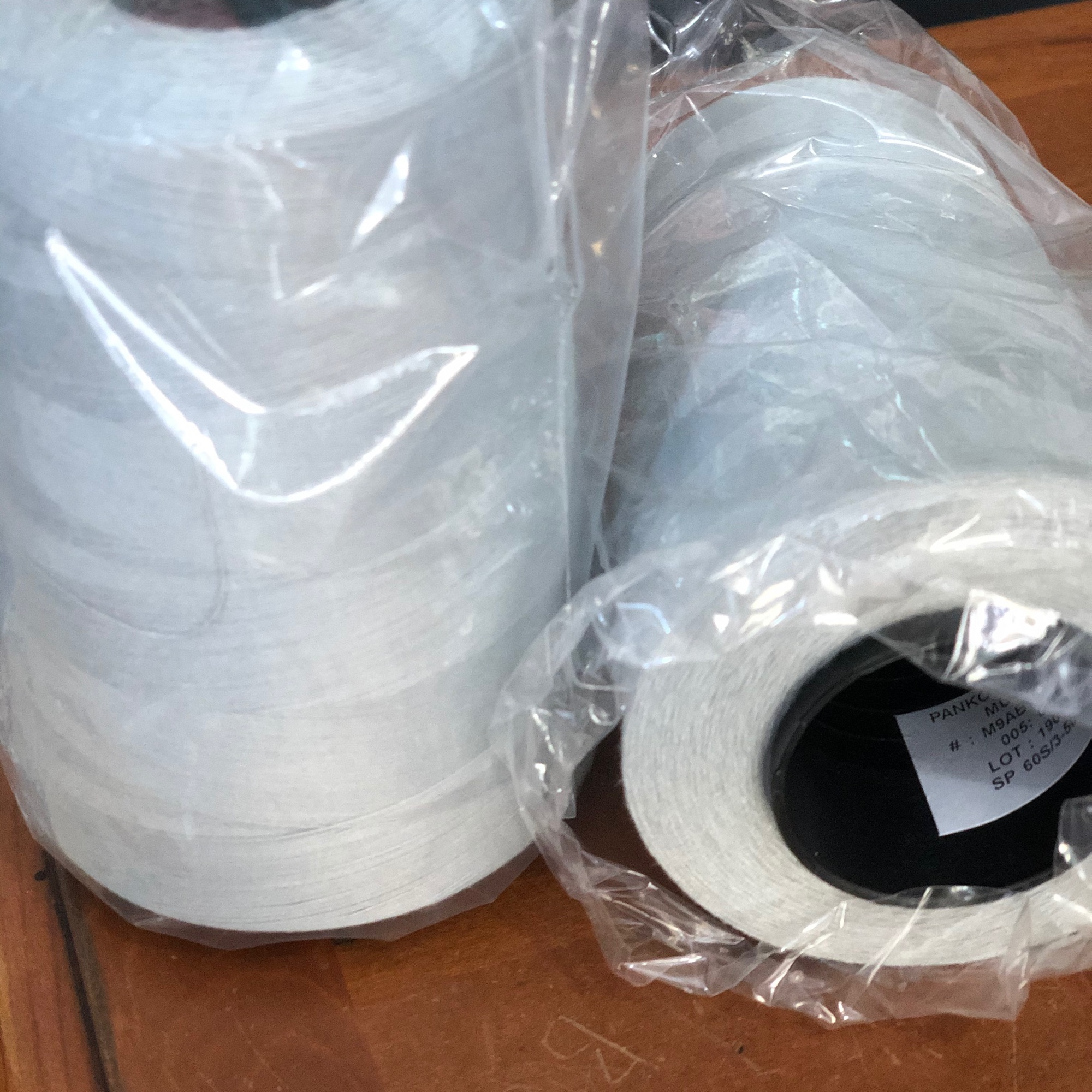 Chỉ may màu xám 40/2 ( 6cuộn/kg )