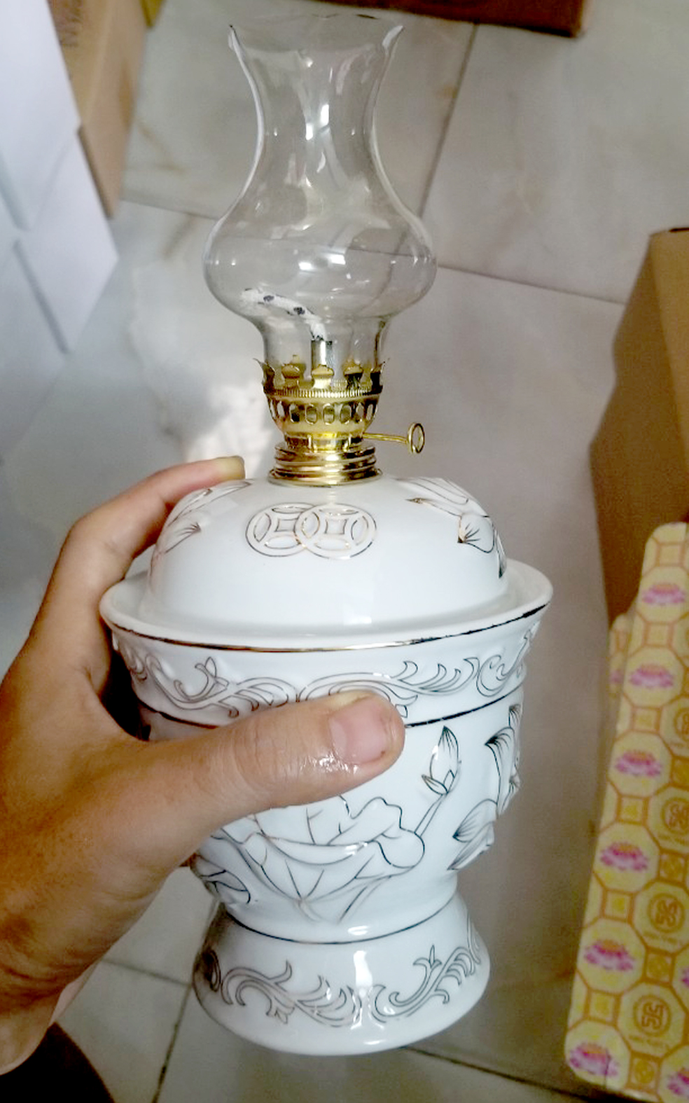 Đèn dầu sứ thờ cúng bàn thờ hoa sen trắng