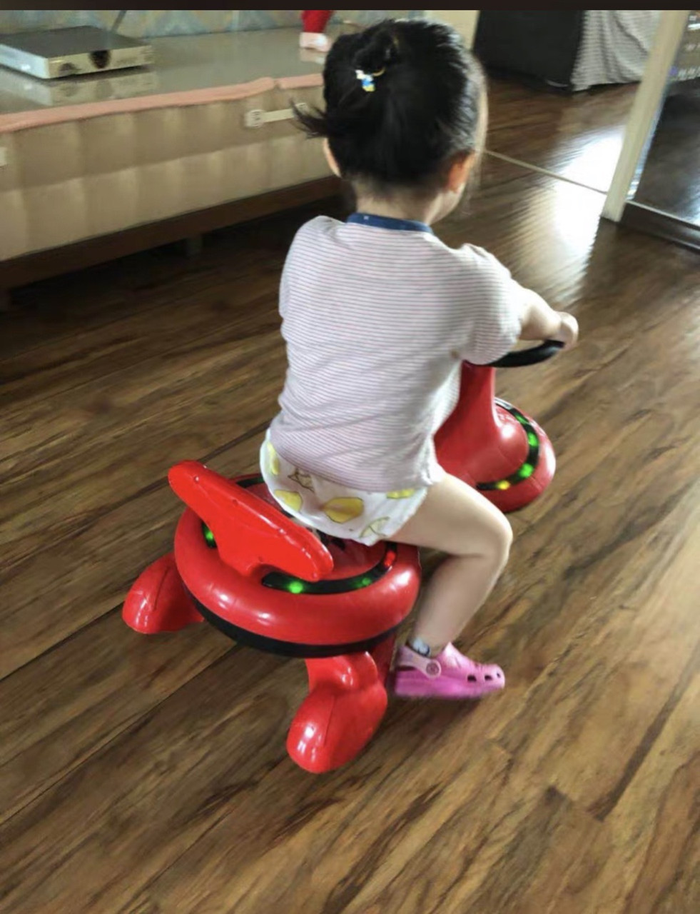XE LẮC 818  MÀU HỒNG CÓ ĐÈN VÀ NHẠC