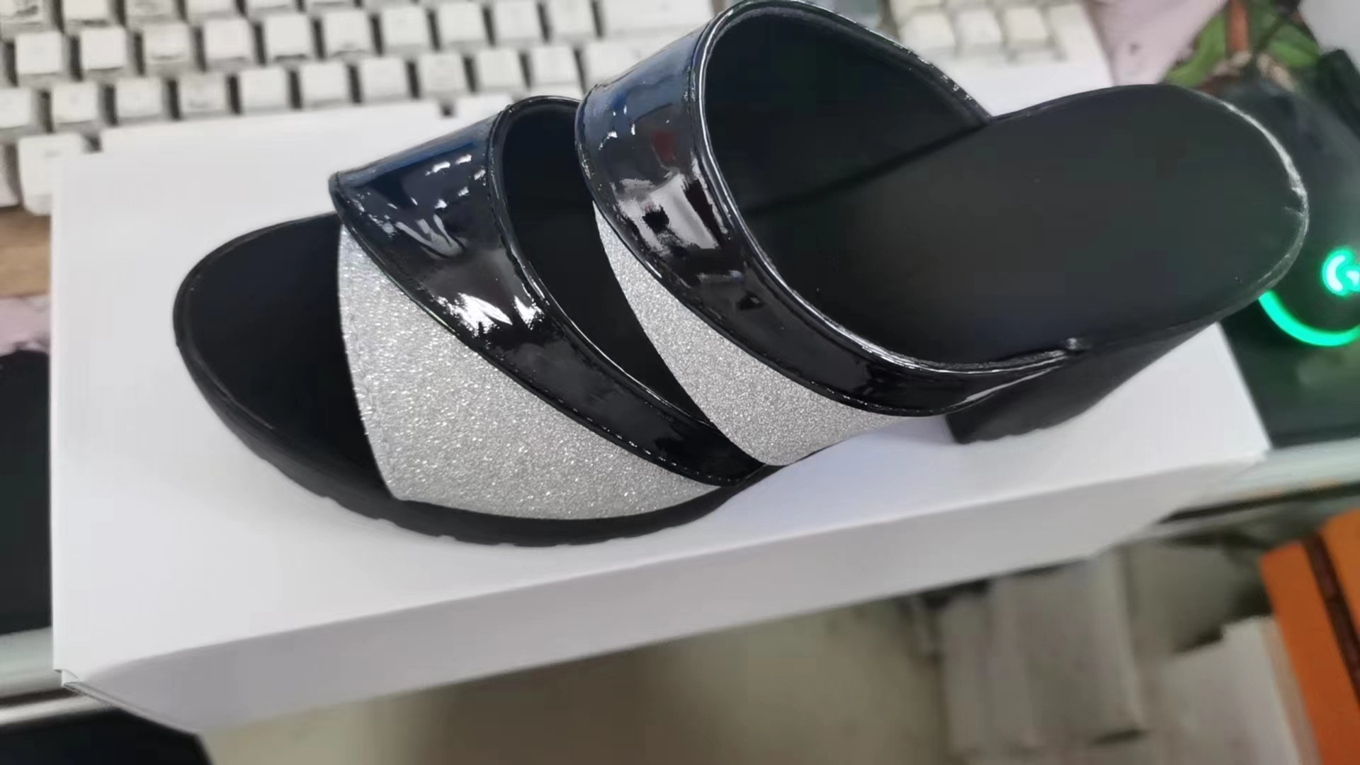 Dép quai ngang nữ trung niên gót vuông tăng 5cm chiều cao