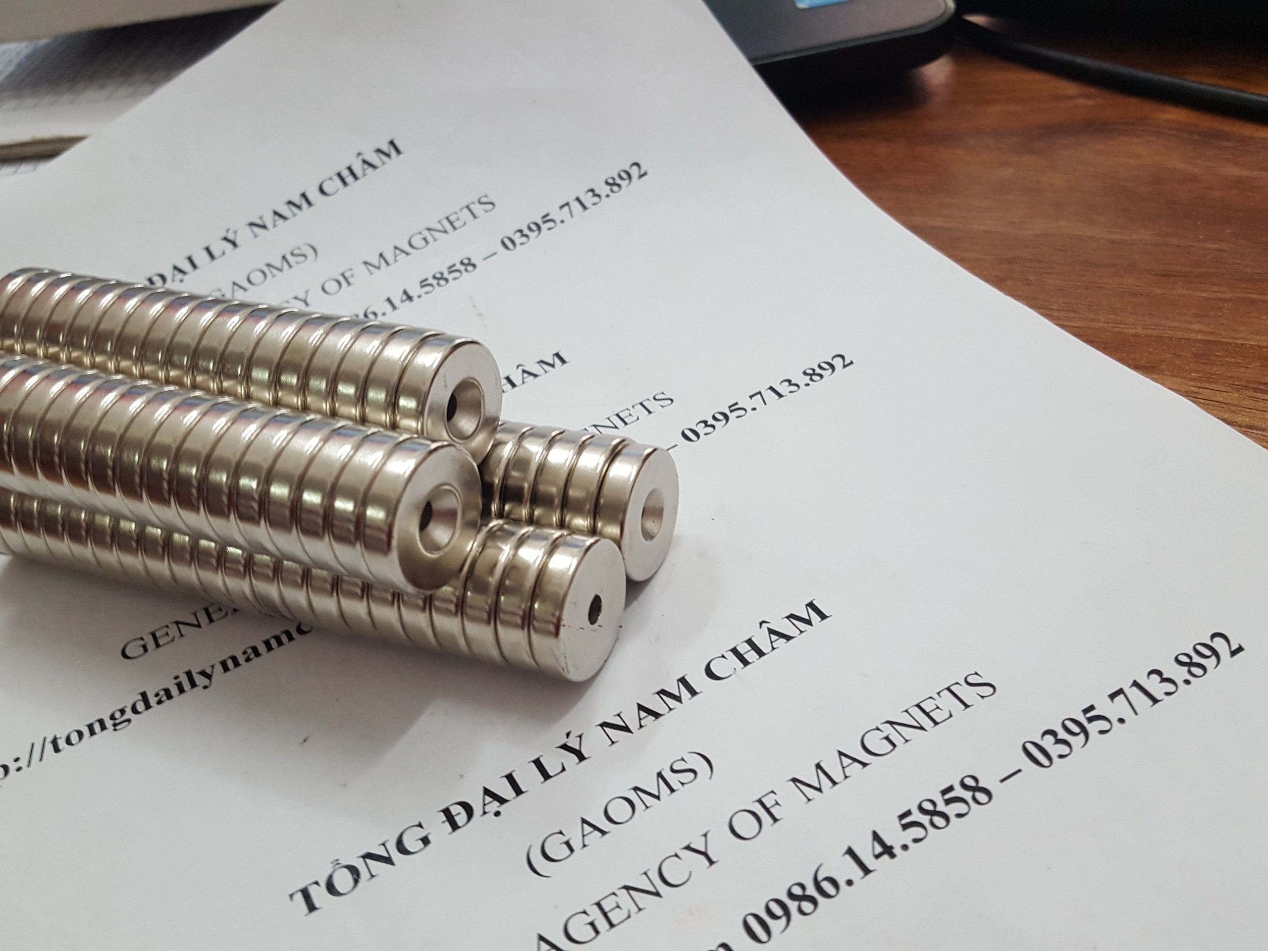5 viên nam châm 20x5mm có lỗ vát bắt vít