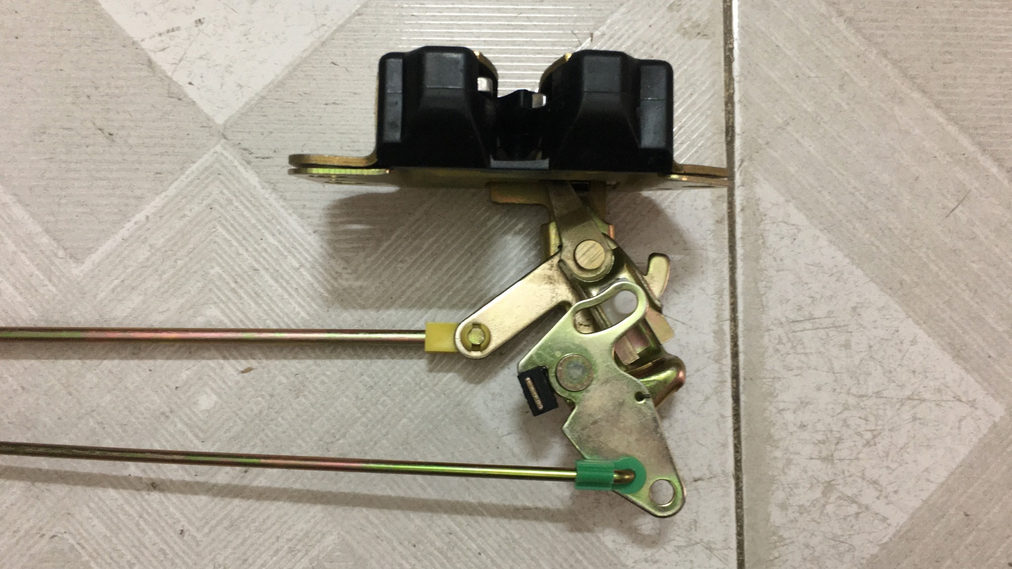 Khóa ngậm cốp sau Dongben X30