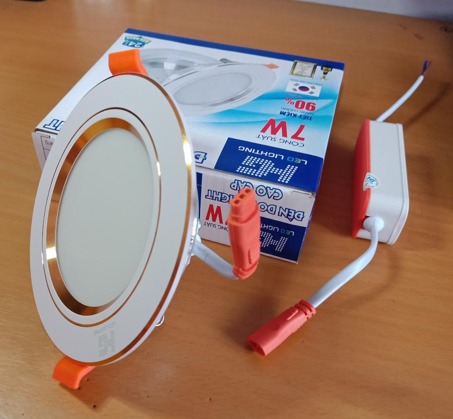 Bộ 8 đèn led âm trần viền vàng 7w 3 màu 3 chế độ