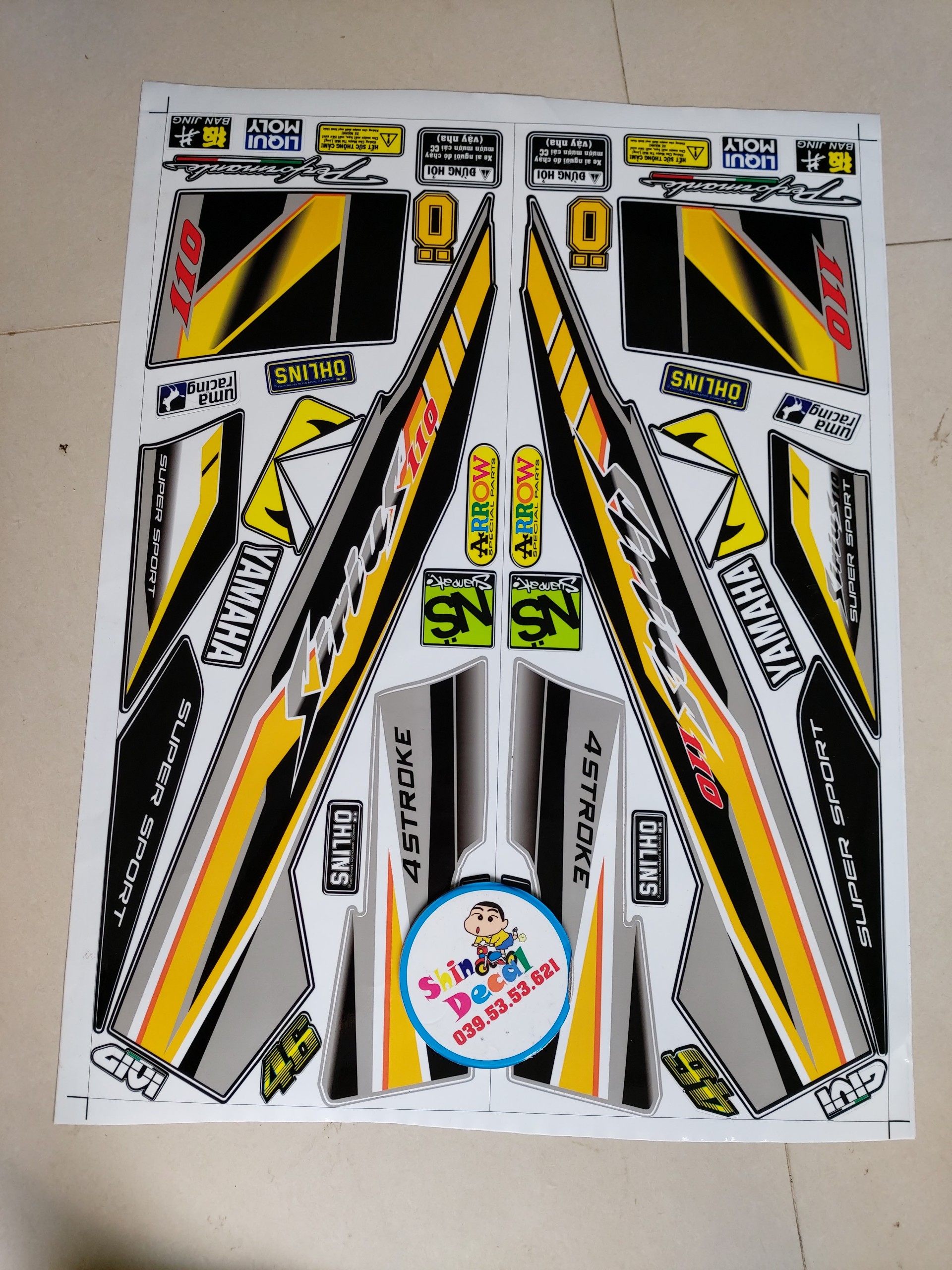 Tem sirius vàng bạc dán xe đen.