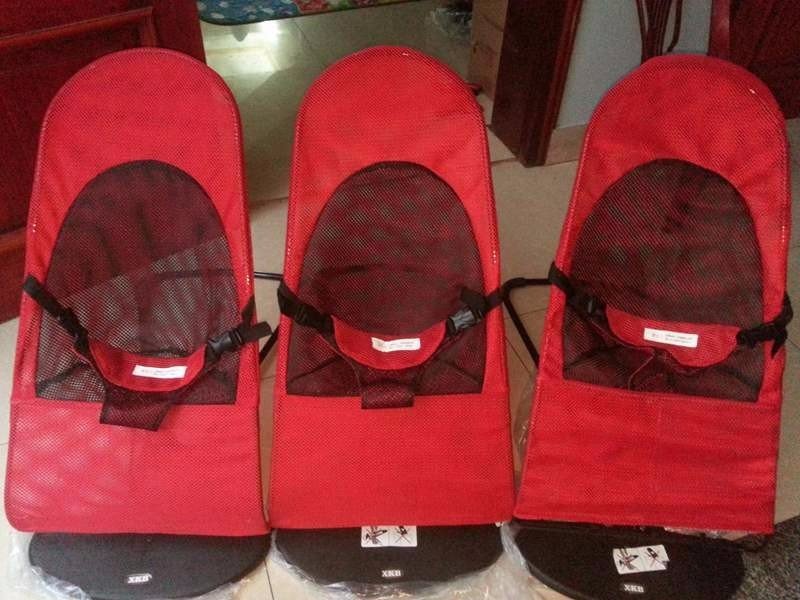 Ghế rung có đồ chơi cho bé