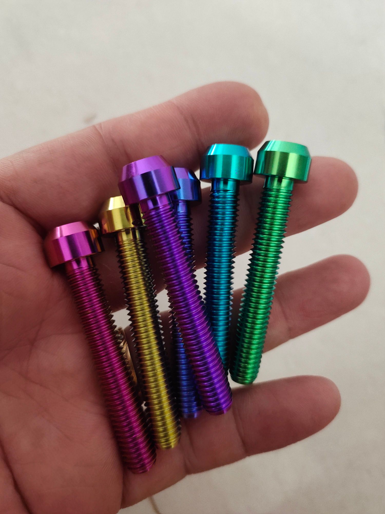 ốc titan gr5 8li50 trụ xanh lục bảo