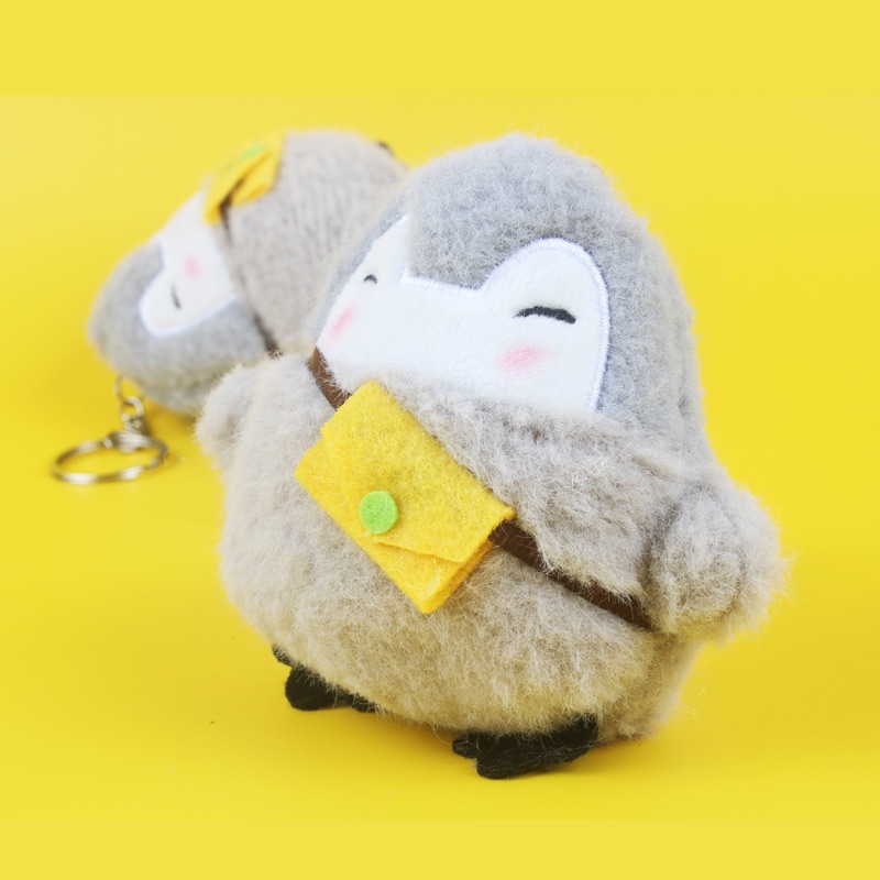 Móc khoá chim cánh cụt đeo túi
