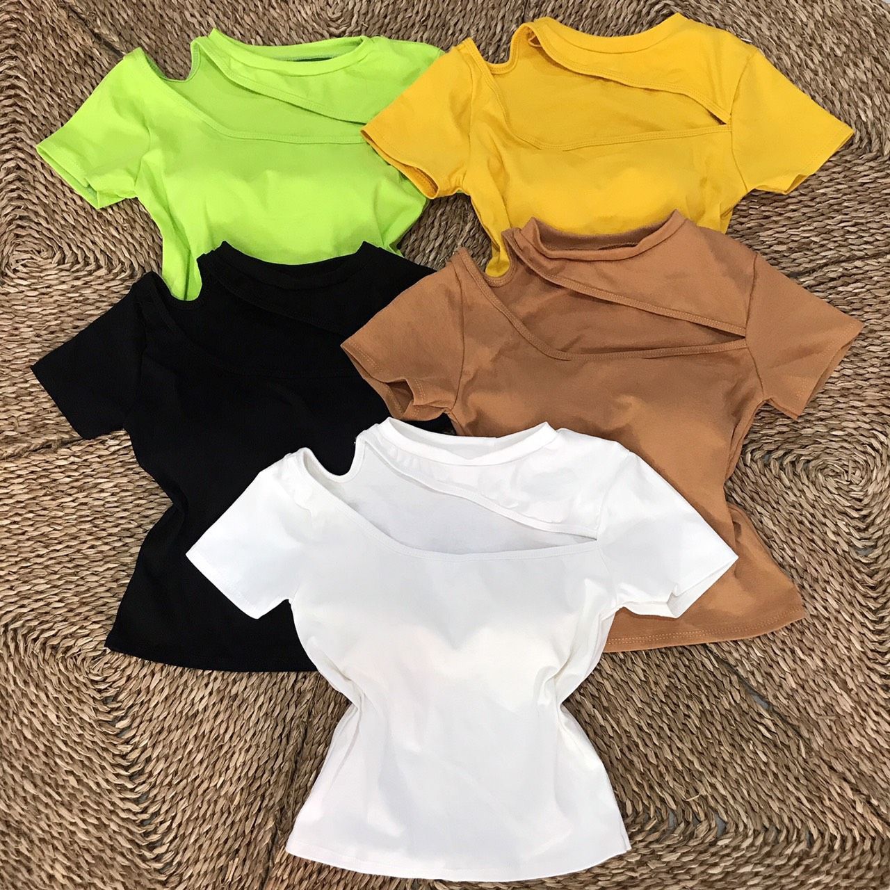 Mẫu mới áo thun kiểu tay ngắn vải thun  form 50 kg trở lại áo thun nữ croptop áo thun khoét hở ngực(h)