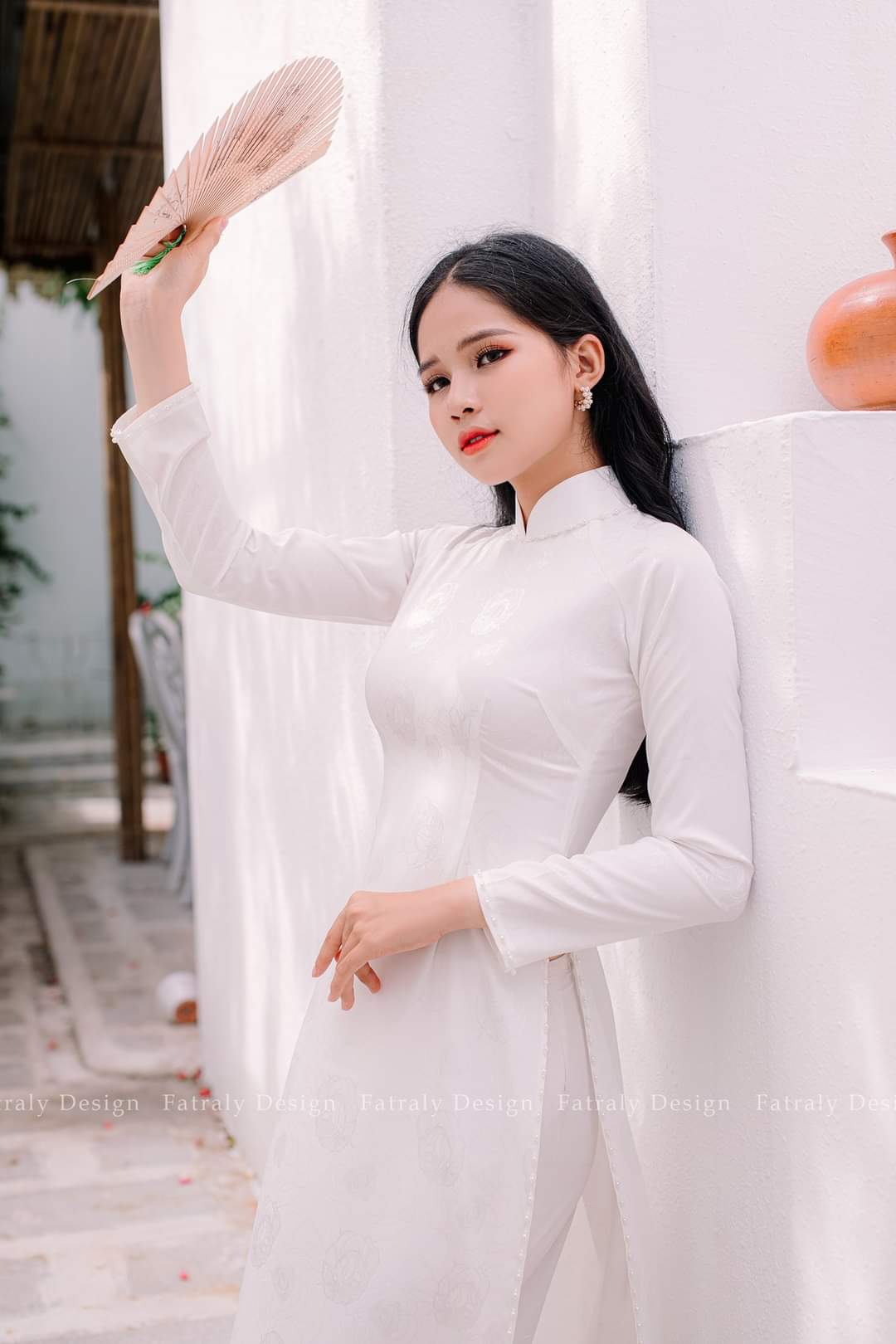 Áo dài trắng vải gấm tơ mềm và co giãn siêu sang và trẻ trung - Áo Dài Đan Linh