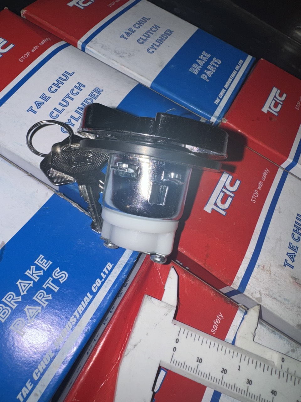 Nắp thùng dầu xe hino 300