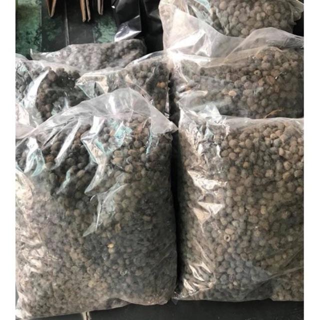 1kg phân dê đã qua xử lý tặng kèm 1m túi lưới phân dê chứa, Đạm, Lân, kali, vừa phải, đồng thời bổ sung vi lượng khá tốt, nhất là kẽm(Zn) và sắt (fe) yếu tố làm tăng màu xanh cho lá