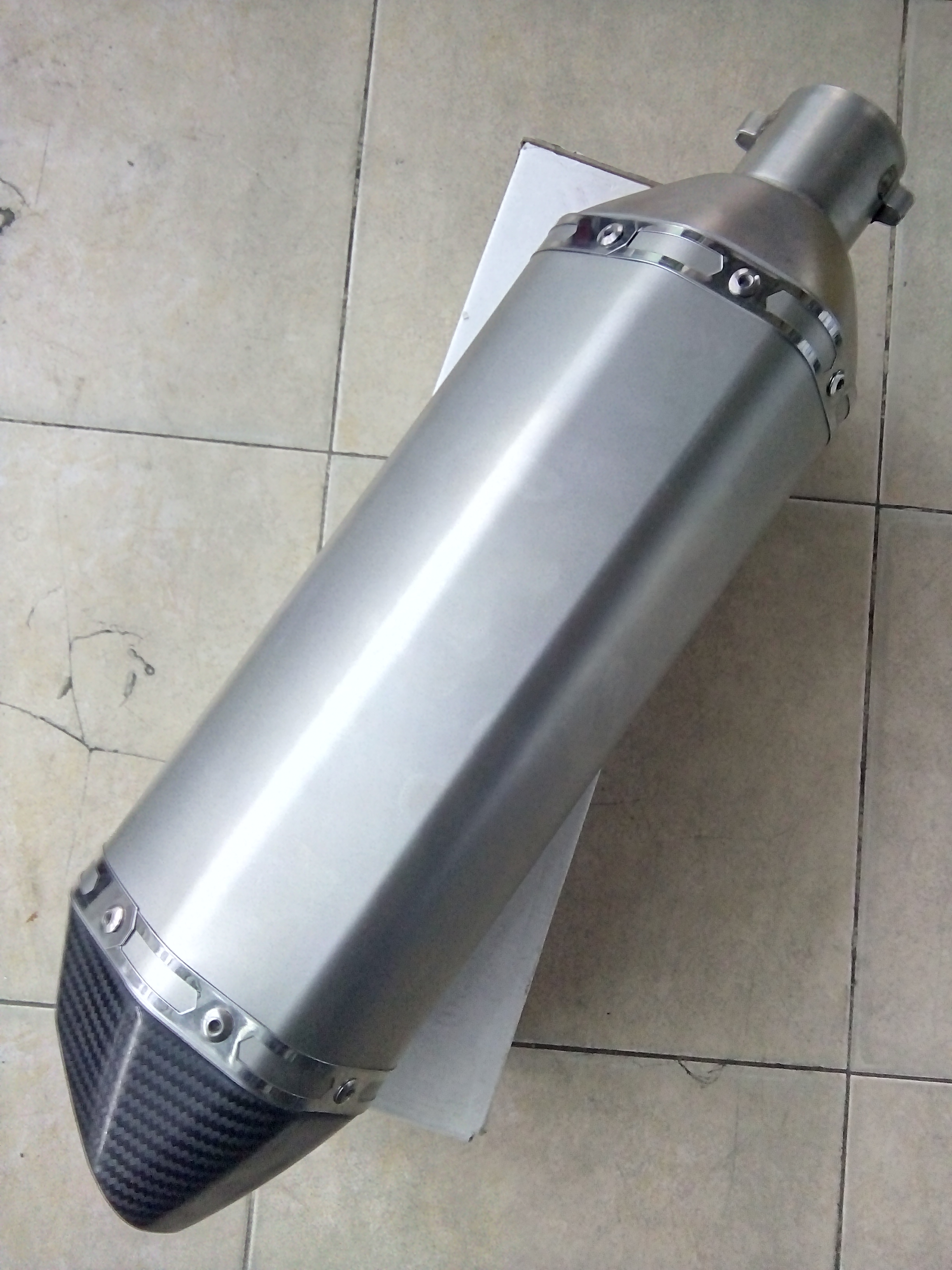PÔ AKRAPOVIC TITAN LỤC GIÁC LỚN .