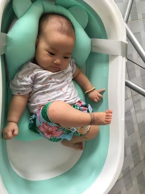 chậu tắm gấp gọn cho bé kèm phao tắm