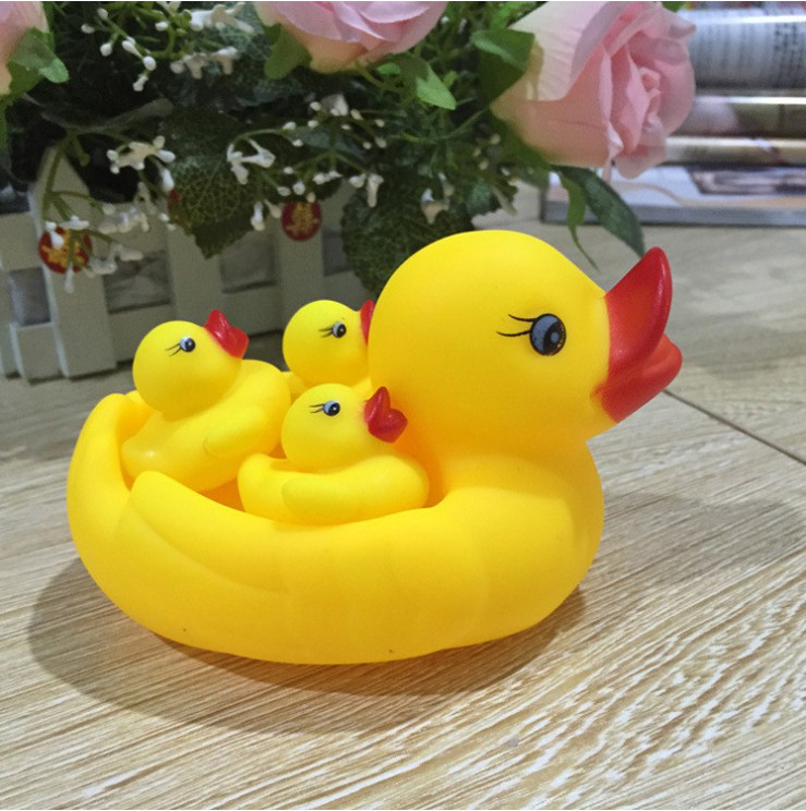 Vịt thả bồn, chậu tắm cho bé