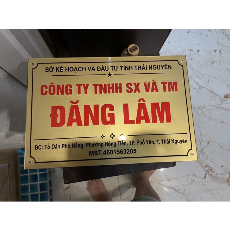 Biển Công ty bằng mica KT 25 x 35cm