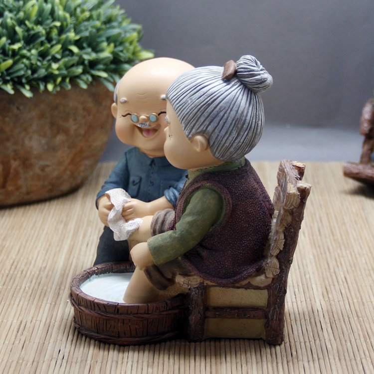 Tượng ông bà hạnh phúc - Rửa chân hạnh phúc