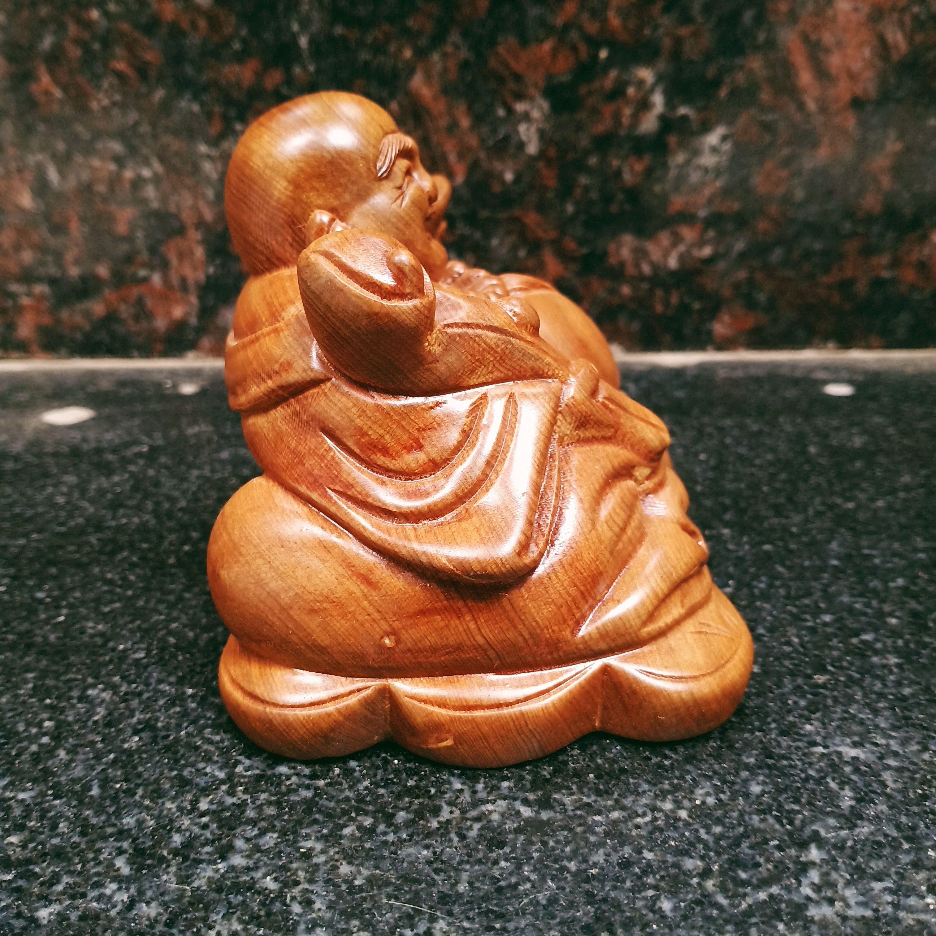Tượng phật di lặc để bàn gỗ bách xanh