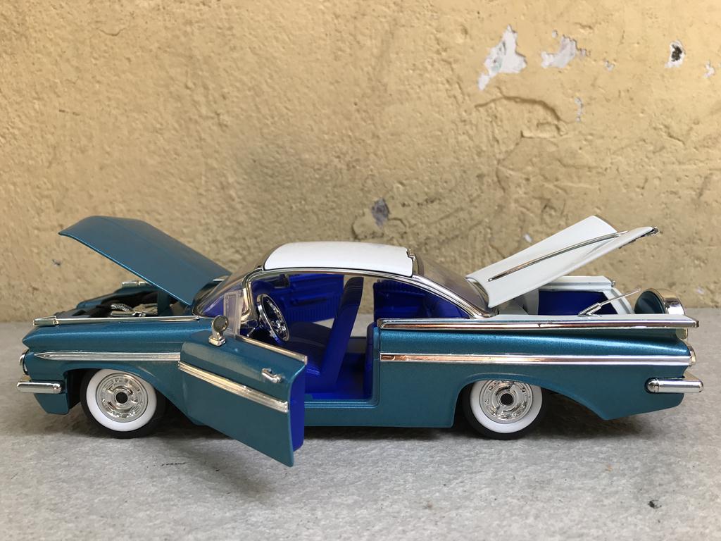 Mô hình xe cổ Chevy IMPALA 1961 1:24
