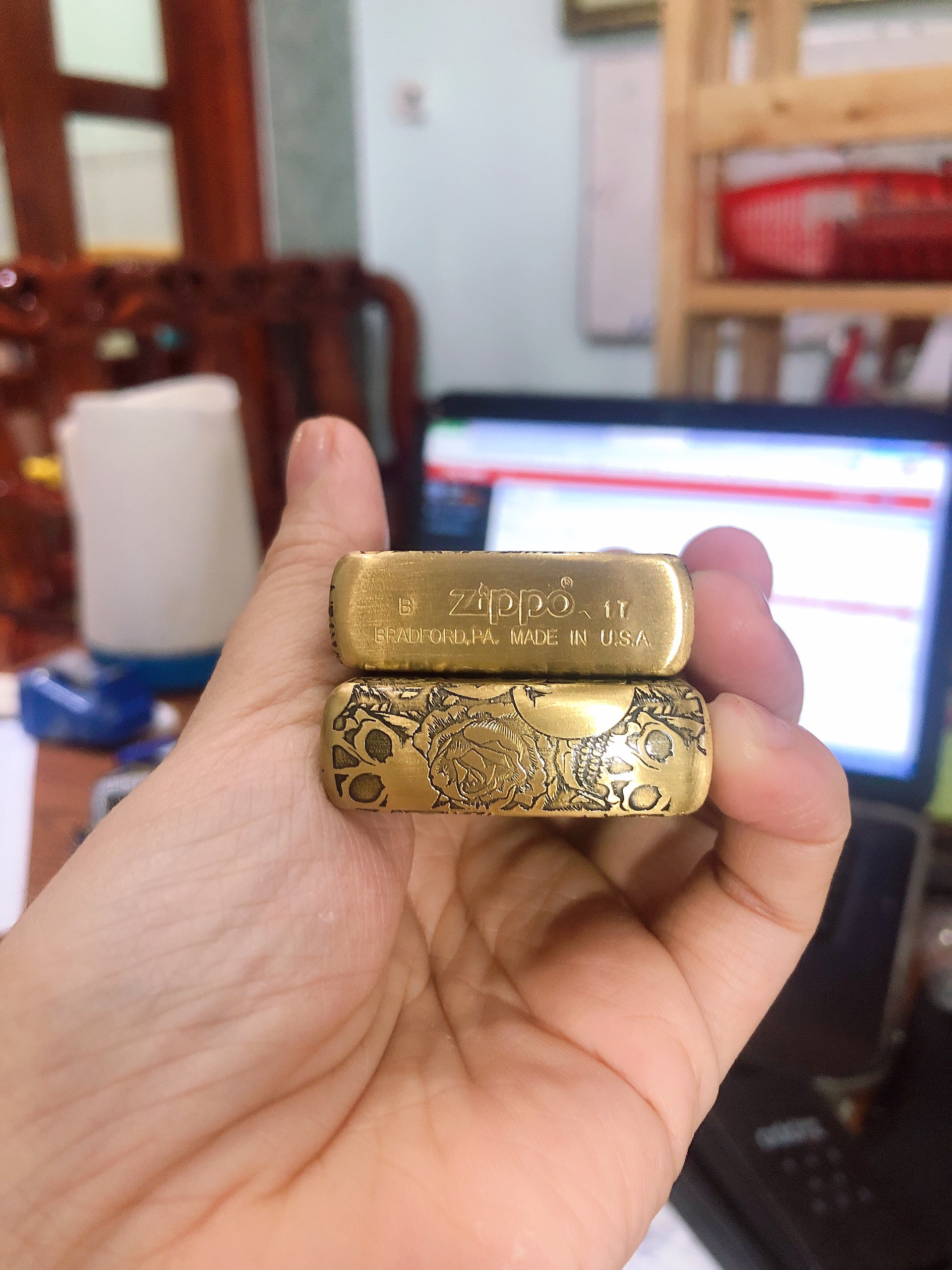 Bật Lửa Zippo Đầu Lâu Khắc Chìm Ruột Vàng - Đáy Lồi
