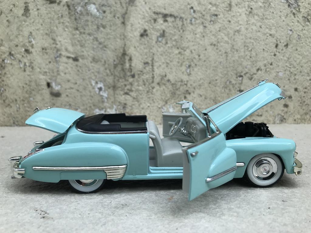 Mô hình xe cổ Cadillac Series 62 1947 - 1:32