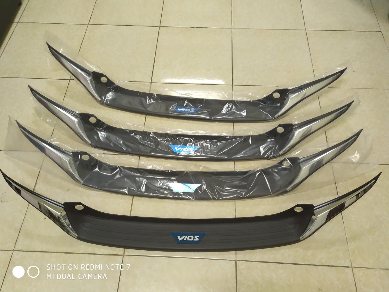Chống trầy cốp xe Vios 2014-2018 loại vểnh