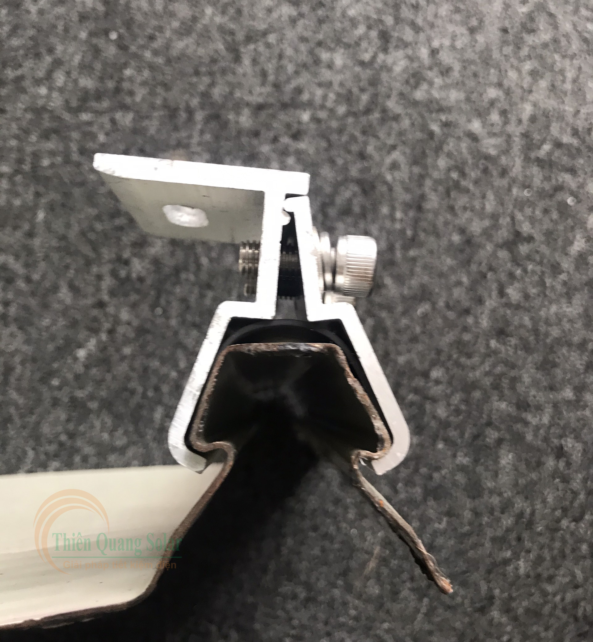 [HCM]Kẹp sóng tôn cliplock