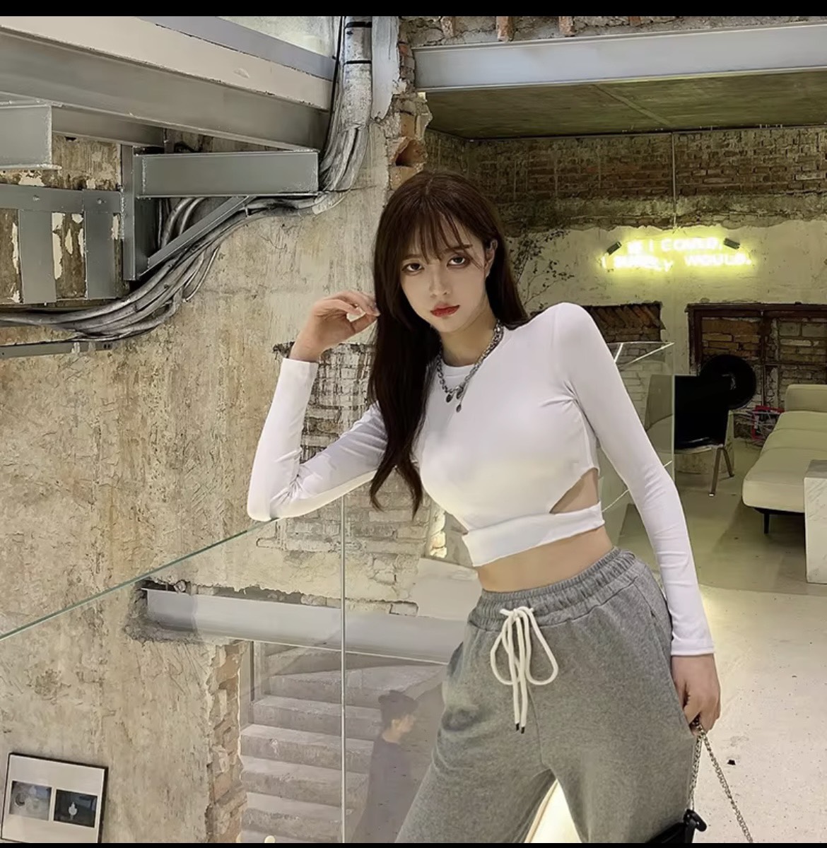 Áo thun croptop tay dài cổ tròn khoét eo