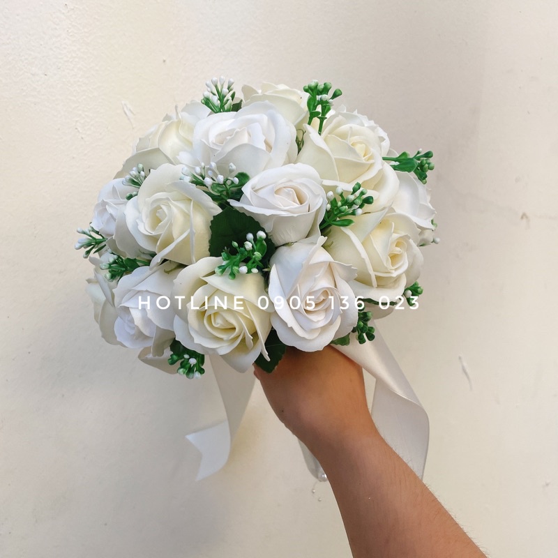 Hoa cưới cầm tay cô dâu, bó hoa sáp thơm hoa hồng đỏ đô hoa hồng trắng điểm baby khô
