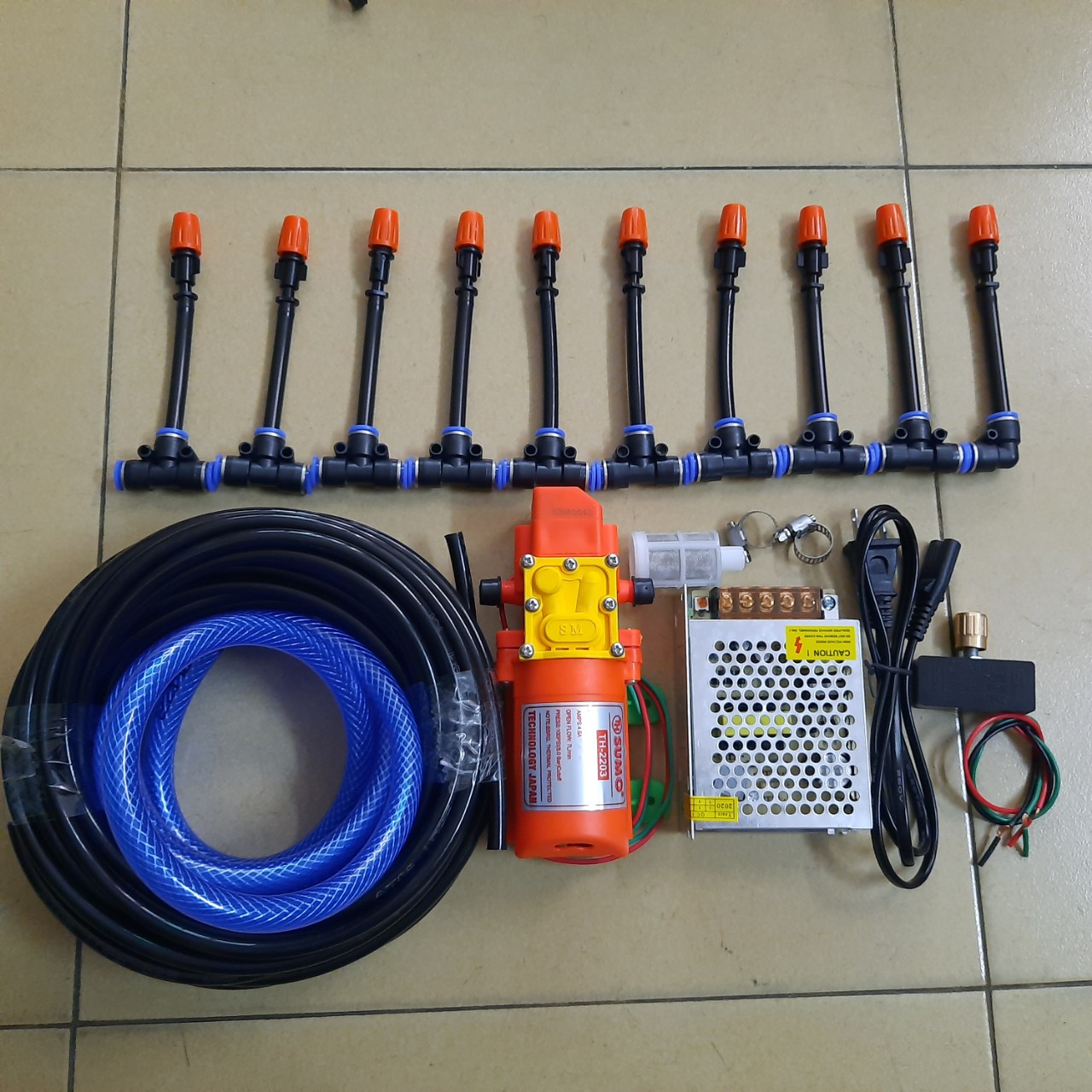 Bộ máy bơm mini 12v sumo 7L 10-20 béc nhựa tưới lan - tưới cây cảnh - làm mát san vườn, mái nhà