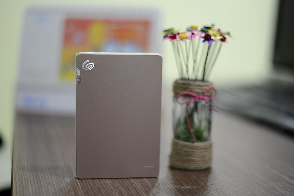 [HCM]Ổ Cứng Di Động 2TB Seagate Backup Slim Plus + Bao da