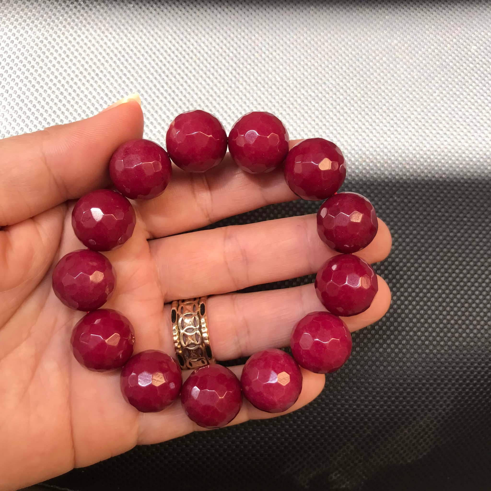 Vòng tay đá hồng ruby ấn độ mài giác size 16li-18li