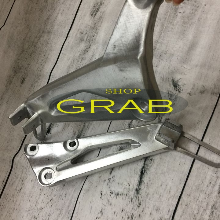 Gác chân sau - bát nhôm xe DREAM (1 đôi trái và phải )