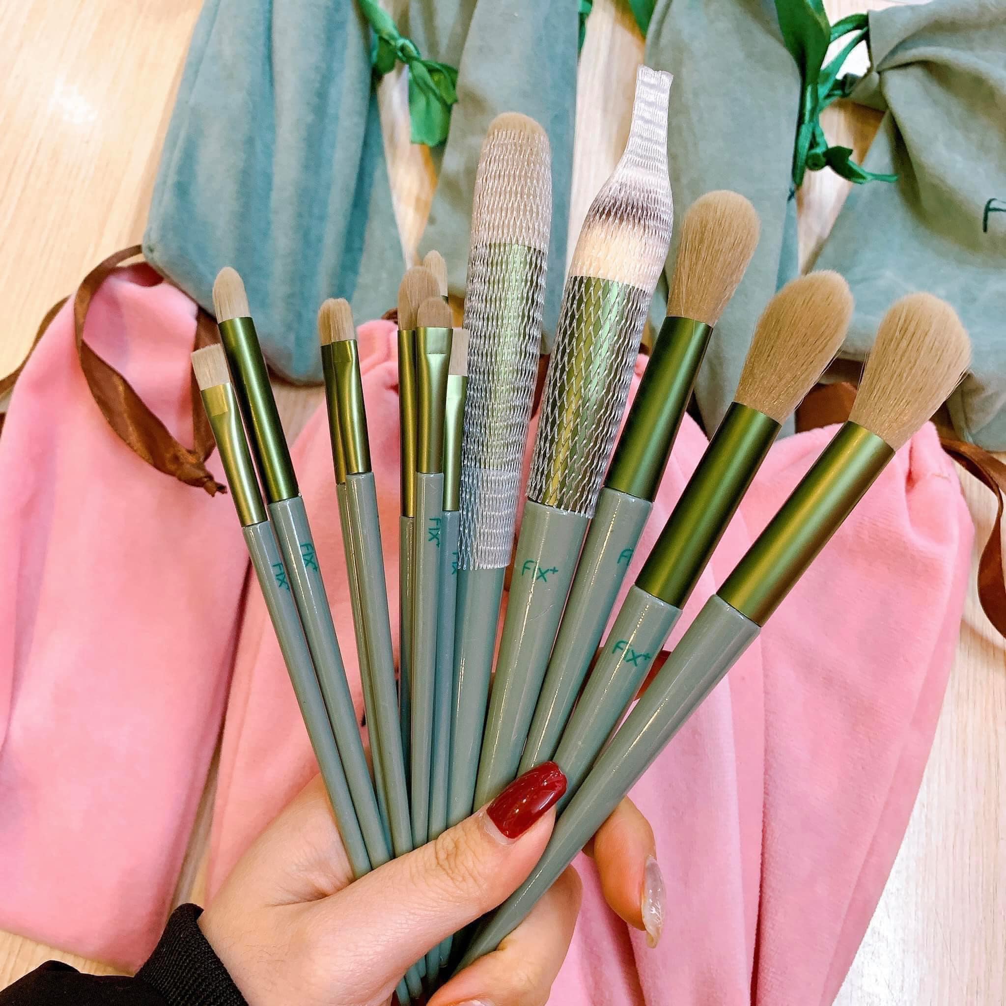 Bộ cọ trang điểm Fix 13 cây cao cấp LATUBO Fix+ màu xanh/ màu hồng Pastel trendy kèm túi đựng cọ - Bebeau