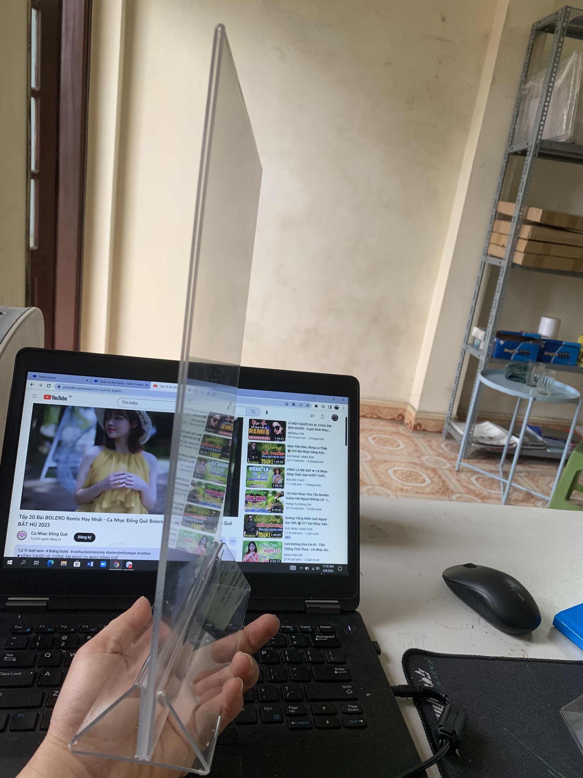 Menu mica A4 loại dọc đế trắng tam giác