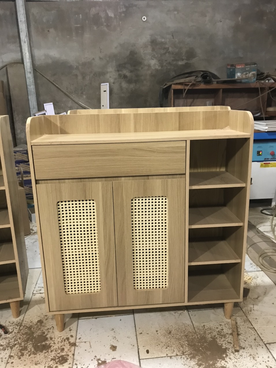 Kệ tủ giày cánh mây chân gỗ dài 1m 100 cm