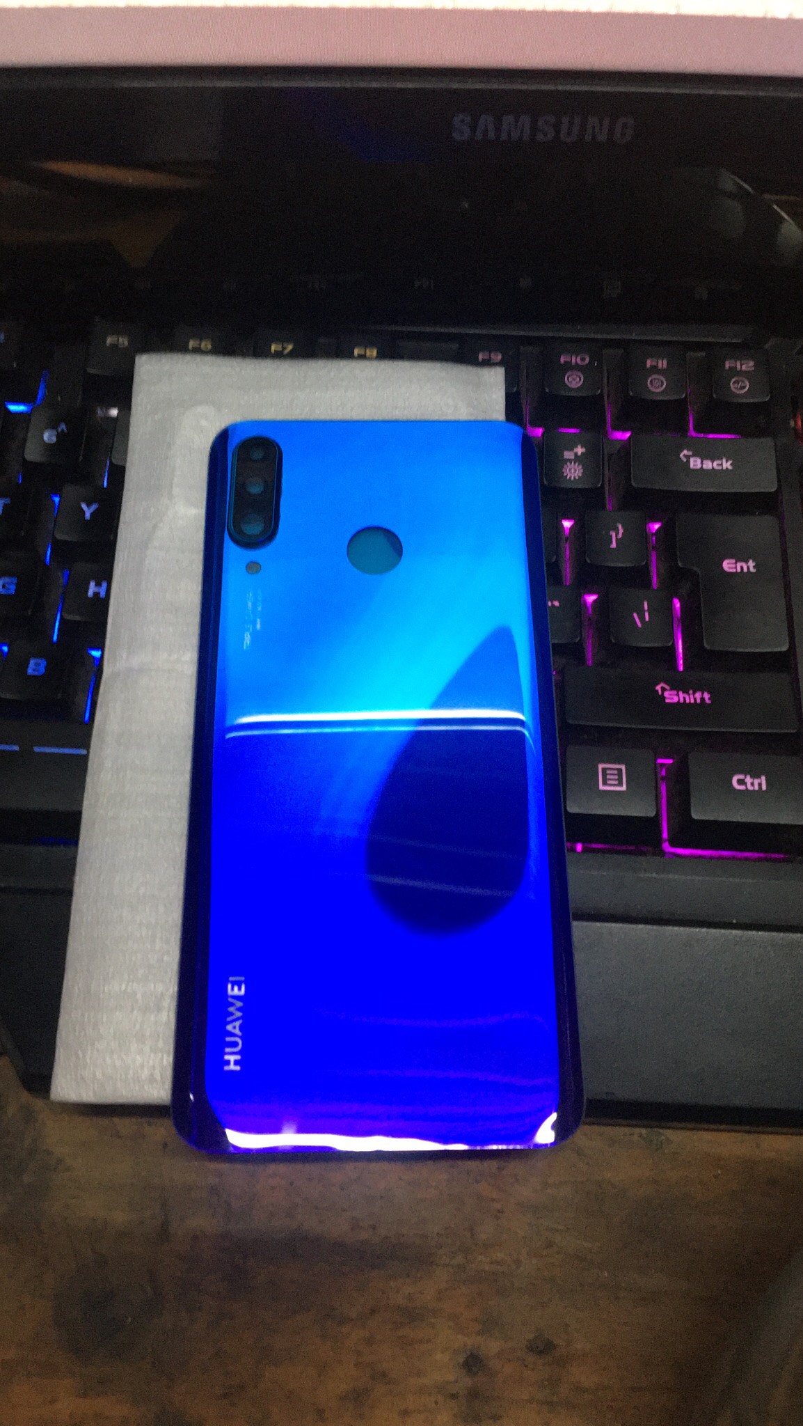 [HCM] Nắp lưng kính  Huawei P30 lite  ( màu xanh ánh tím có kính camera)