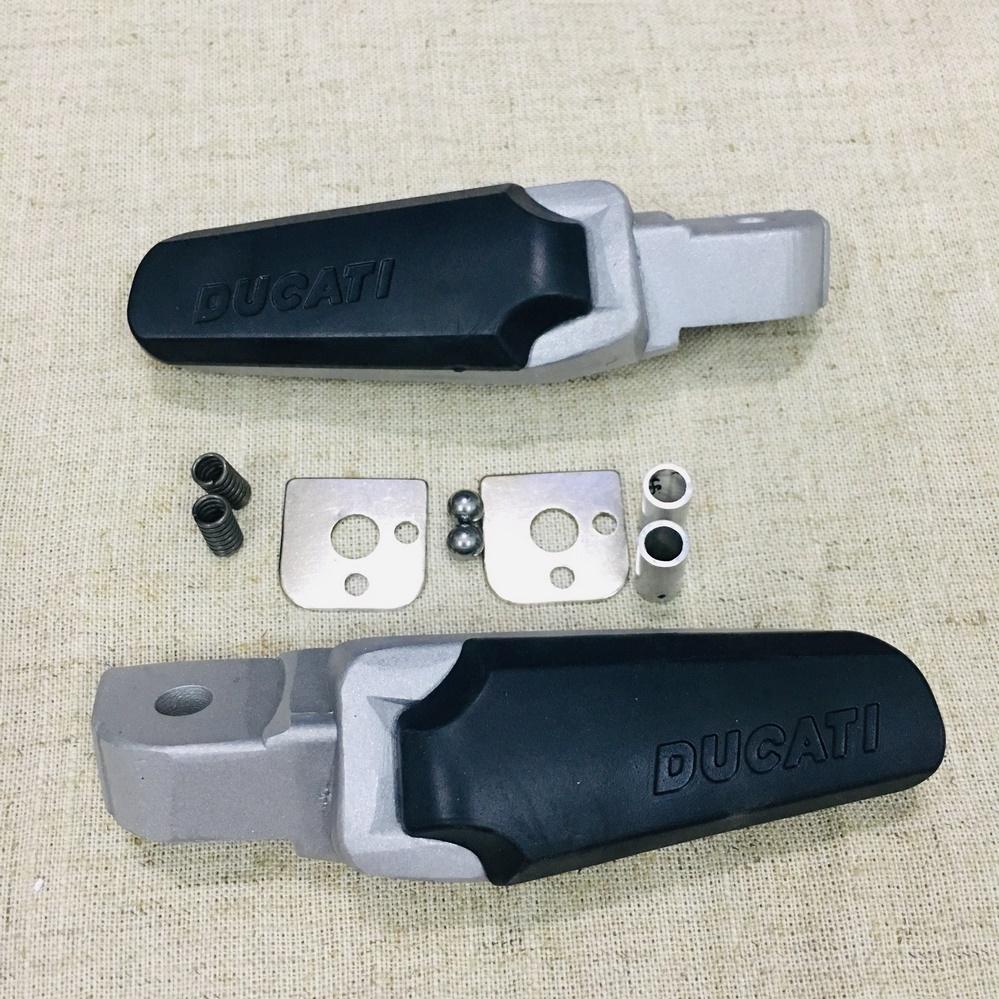 Cặp gác chân sau kiểu DUCATI gắn các dòng xe máy (màu bạc đen)