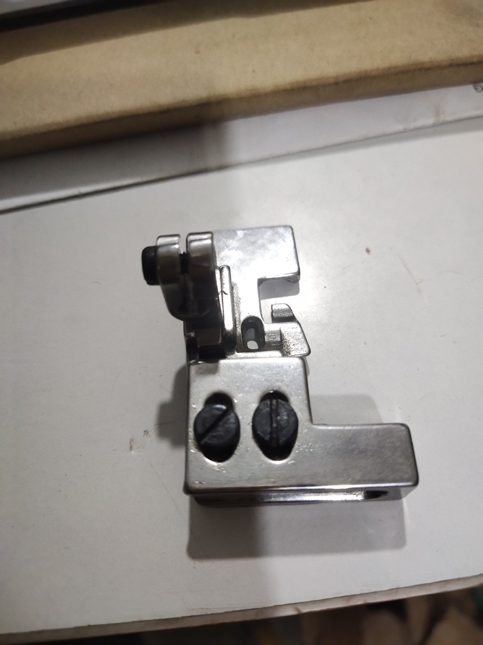 chân vịt nhún máy vắt sổ 4 chỉ và 5 chỉ