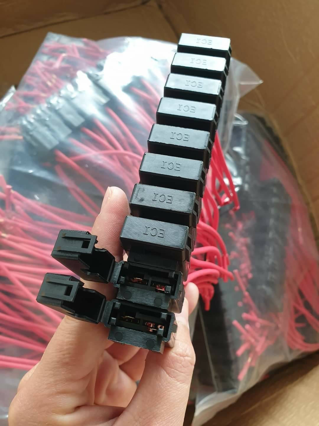 Dắt hộp đựng cầu chì to/ nhỏ