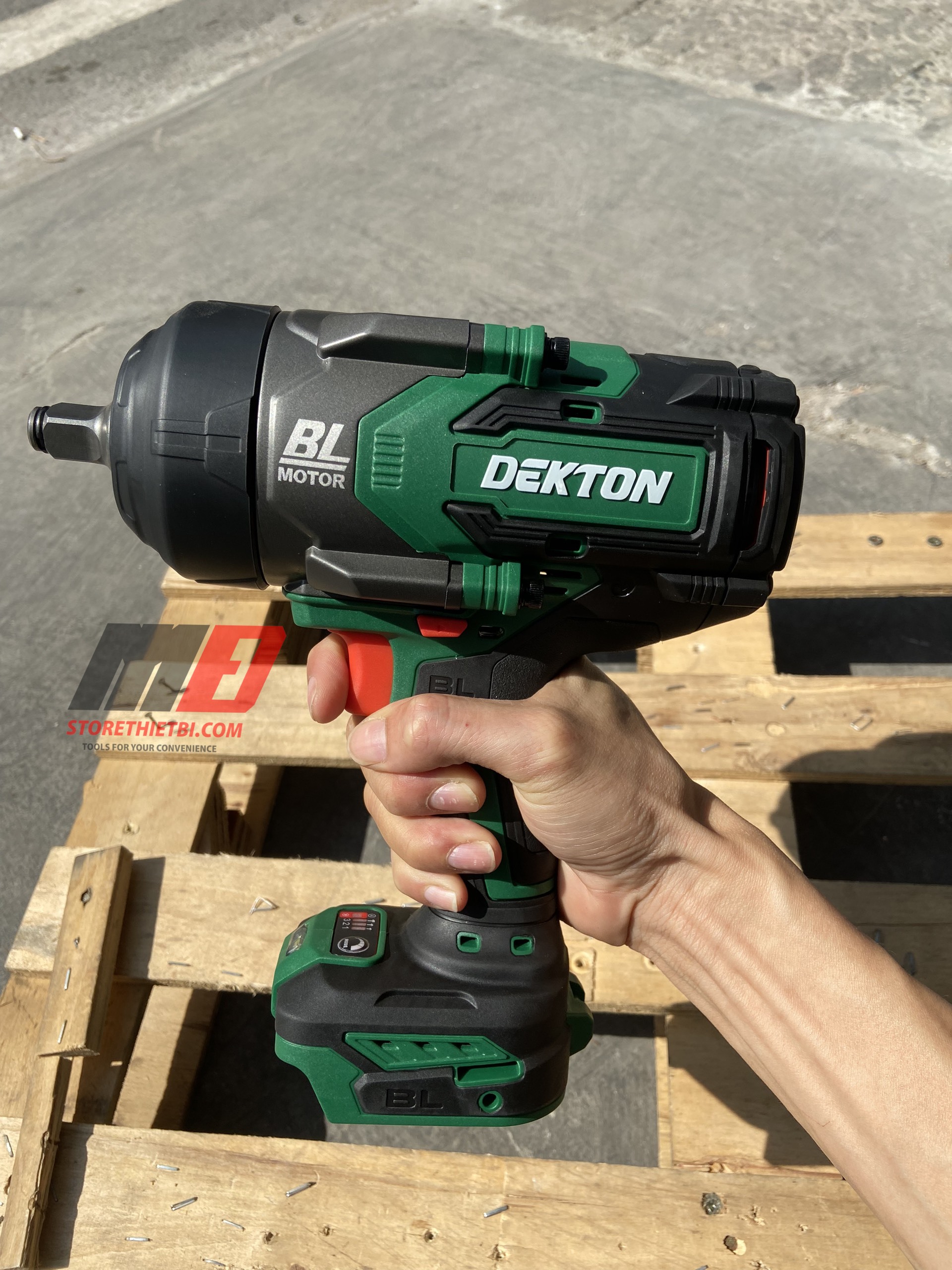 Máy siết bulong khẩu 1/2" dùng pin dekton 1500nm chân pin phổ thông makita m21-iw1500n