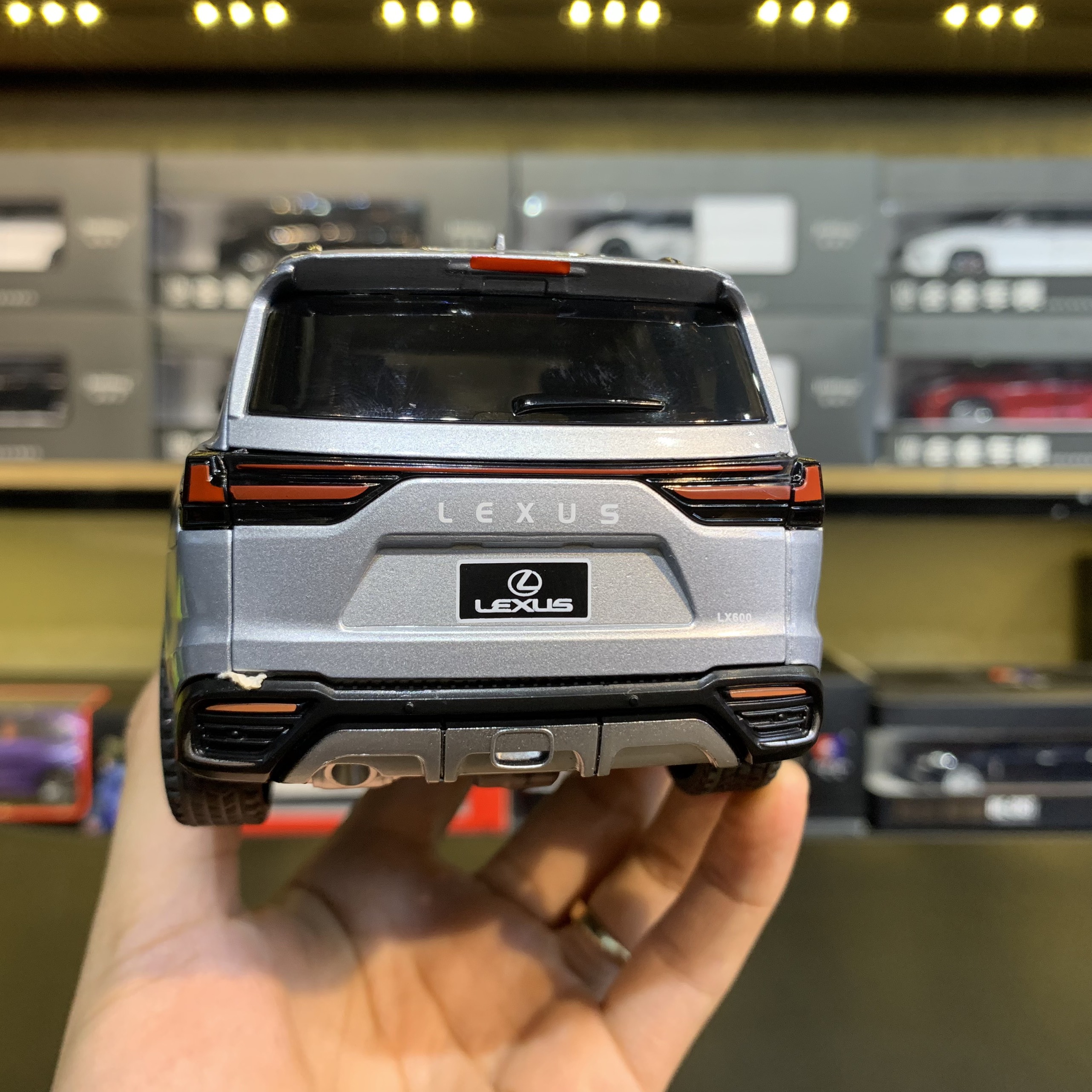 Mô hình xe Lexus LX600 tỉ lệ 1:24 CHIMEI