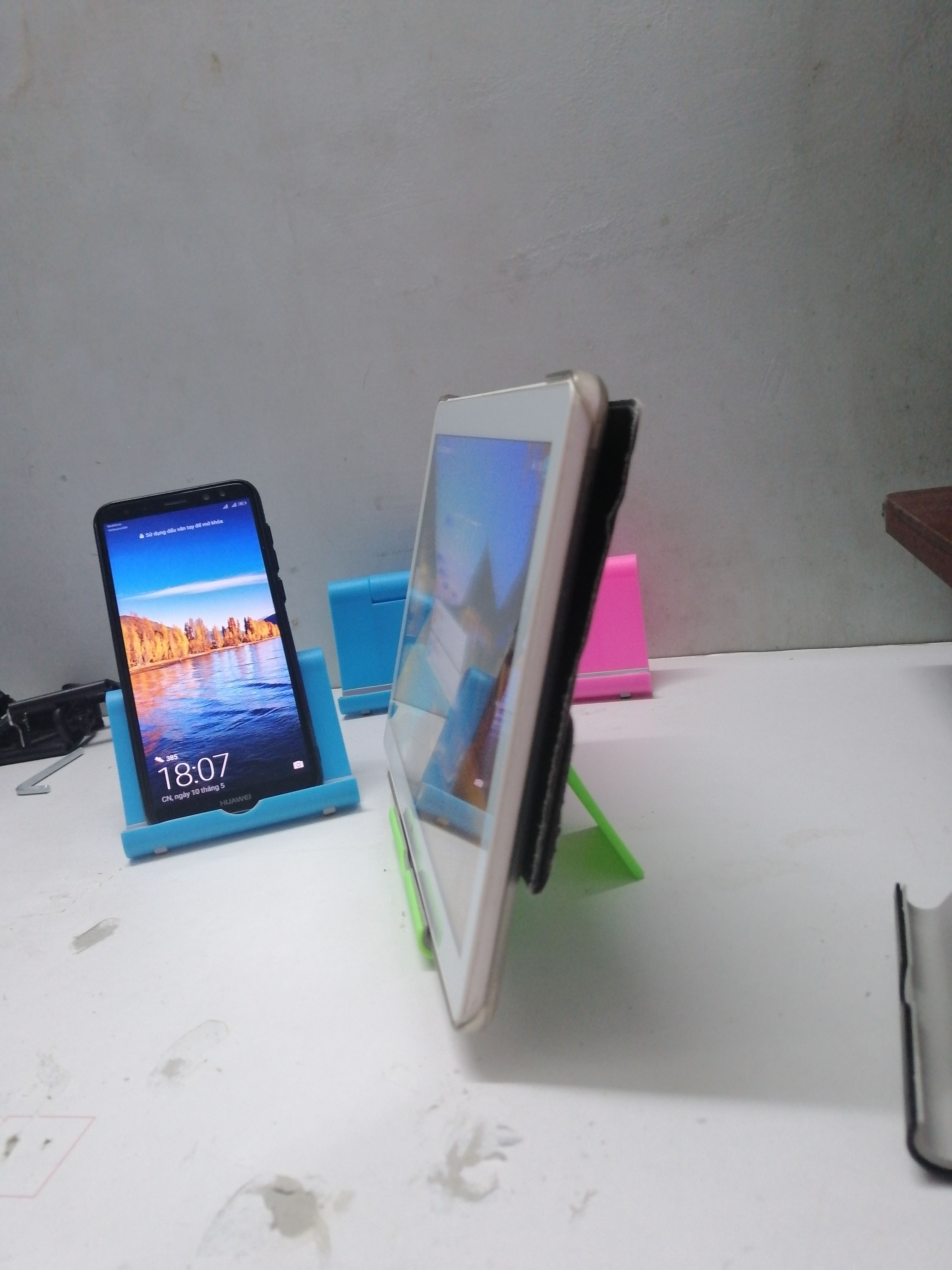 [HCM]kệ kê điện thoại máy tình bảng