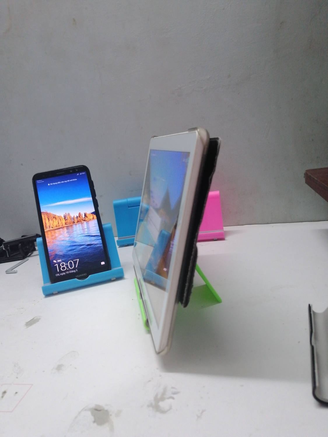 [HCM]kệ kê điện thoại máy tình bảng