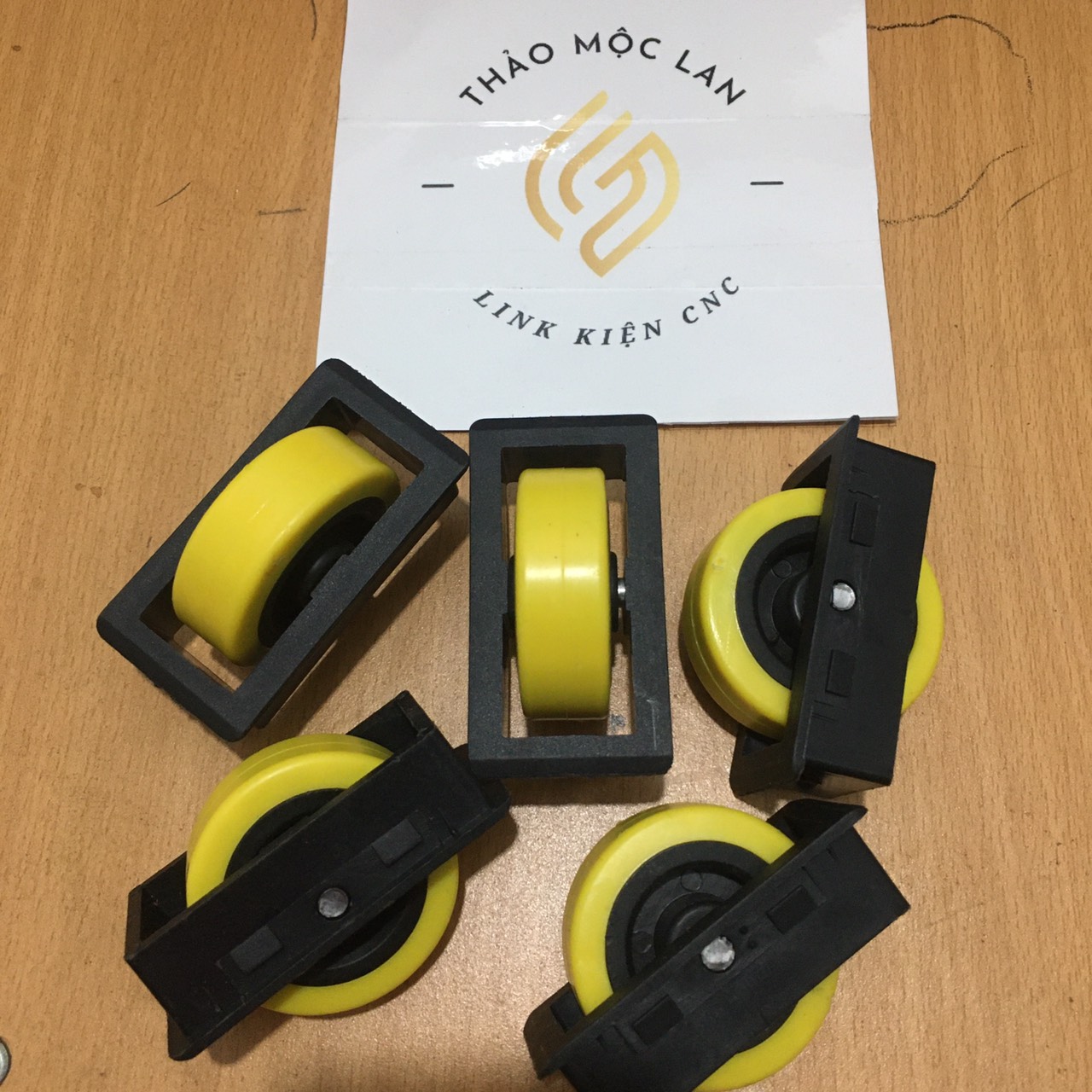 Bánh xe đỡ phôi cấp liệu máy CNC