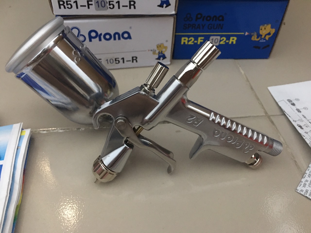 Súng phun sơn PRONA R2-F chuyên phun dặm vá sửa chữa và airbrush với độ phun mịn đẹp độ bền cao ổn định
