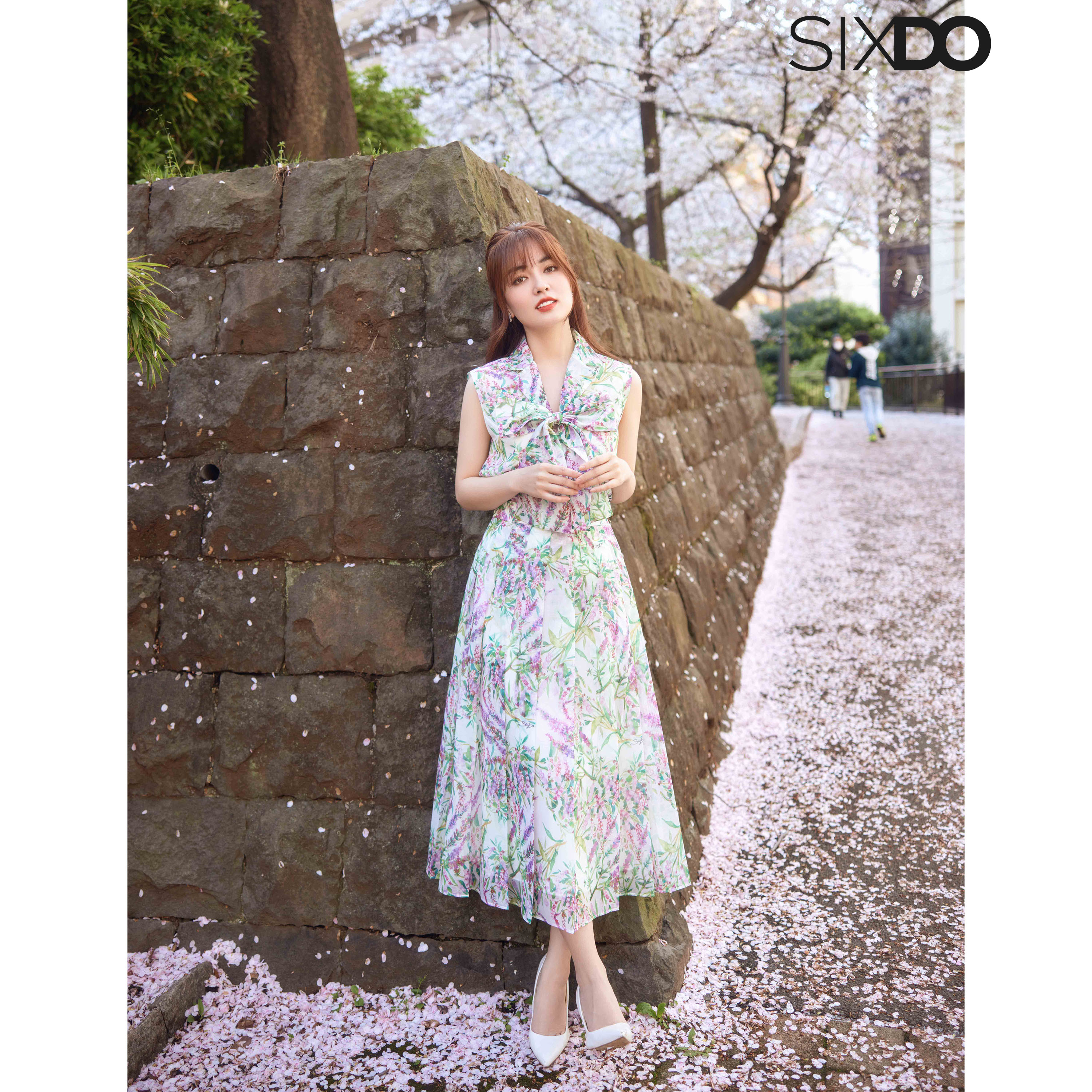 Áo hoa kiểu nữ sát nách nơ cổ SIXDO (White Floral Bowtie Top)